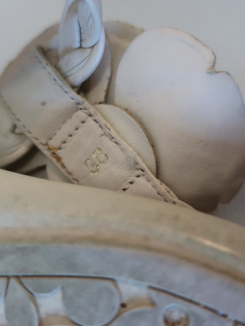 Louis Vuitton Damier Azur Beige, Gray Leather Floral Thong Sandals 38 EU/US 8 - Picture 11 of 11